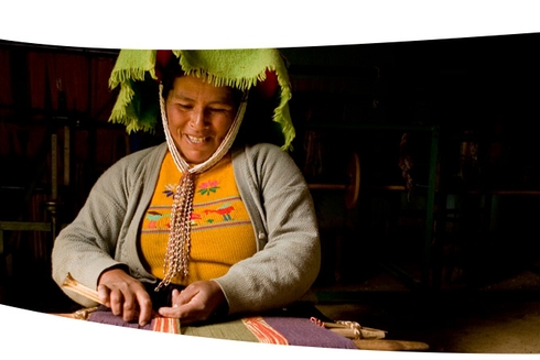 A woman knitting by hand - Development Efectiveness - Inter American Development Bank - IDB