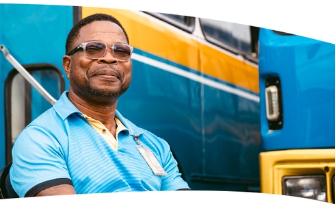 A man looking to the horizon between busses - Development Efectiveness - Inter American Development Bank - IDB