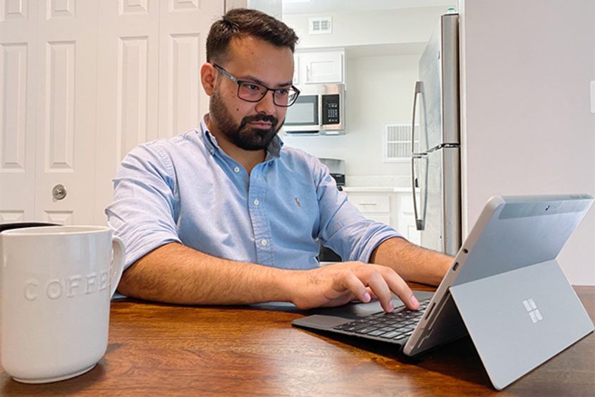 Hombre realizando trabajo remoto desde su casa. Desarrollo económico - Banco Interamericano de Desarrollo - BID